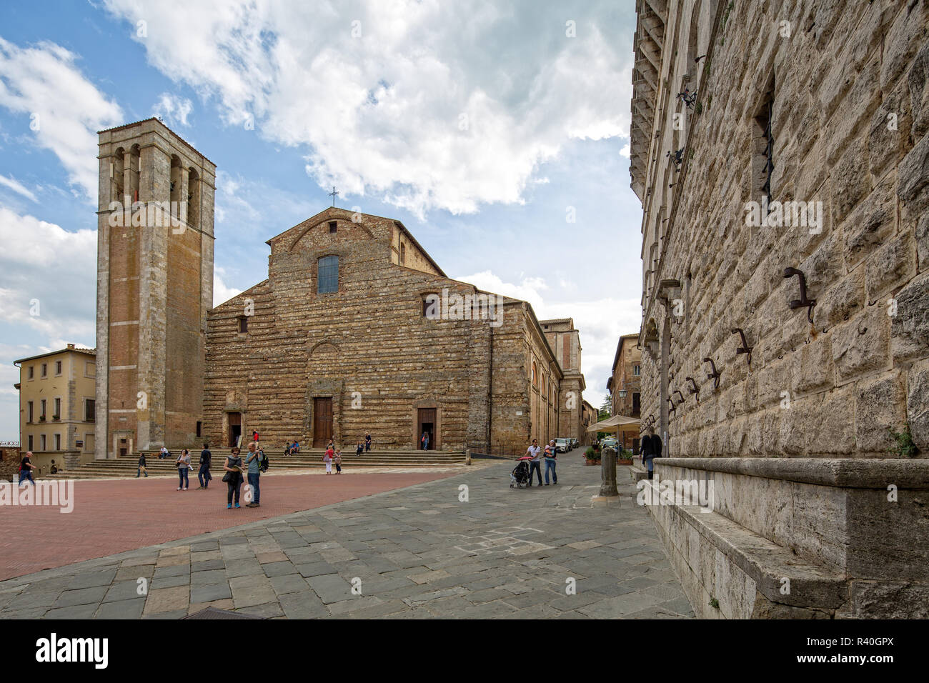 Los turistas de la plaza. En el punto más alto de la ciudad de Montepulciano se encuentra el Duomo, bautizado con el nombre de Santa Maria Assunta, Toscana, Italia Foto de stock
