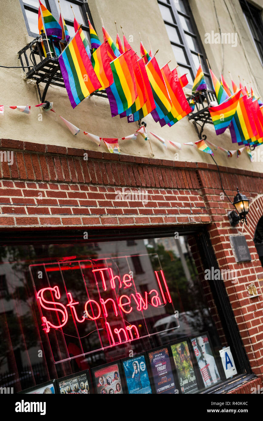 Ee.Uu., la ciudad de Nueva York, Manhattan, Greenwich Village, banderas del arco iris fuera del Stonewall Inn, lugar de nacimiento de nosotros Gay Liberation Foto de stock