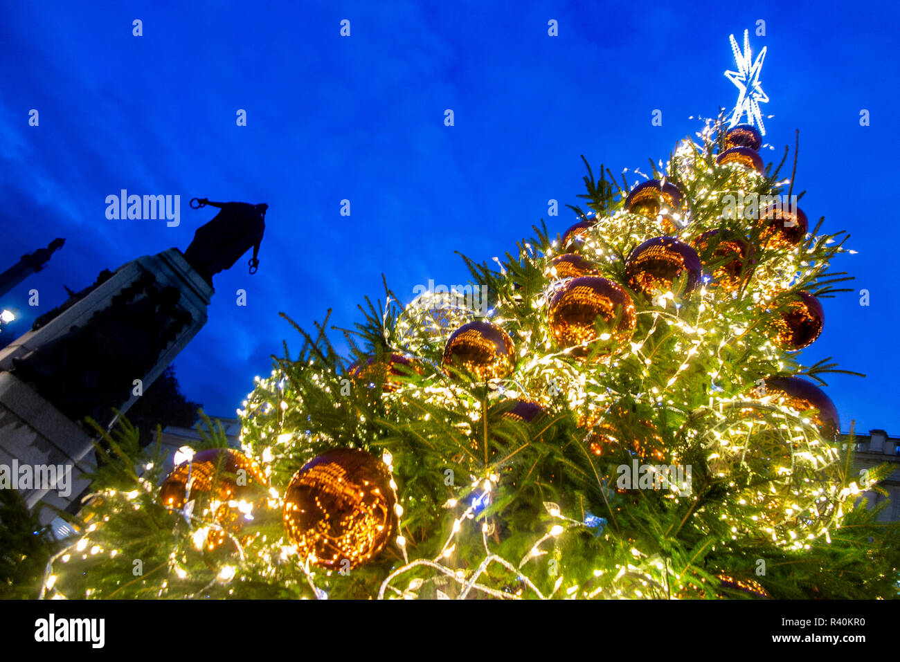 Un árbol de Navidad en el primer plano de la guerra de Crimea Memorial en Waterloo Place Foto de stock