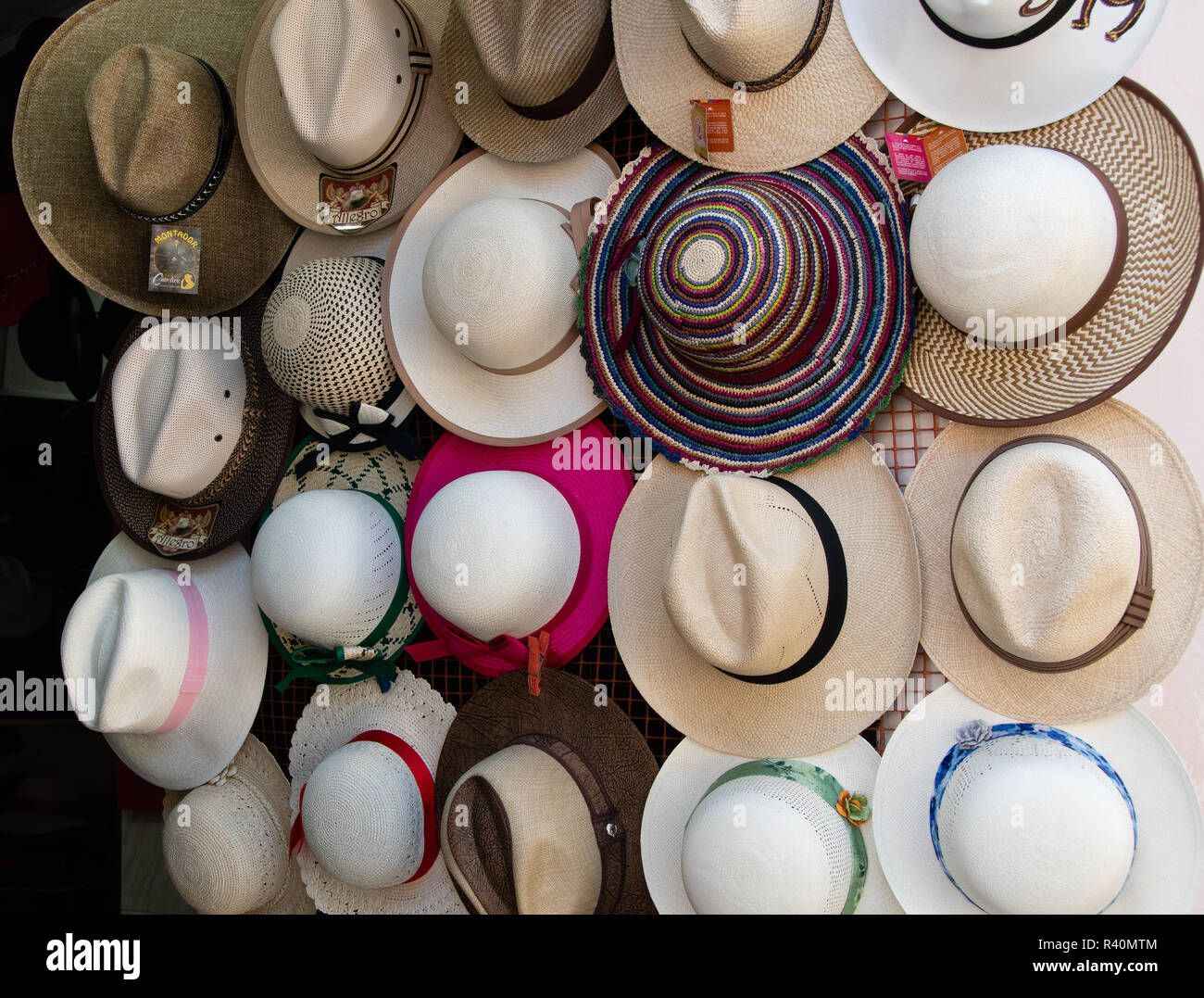 Los sombreros Panamá para la venta en un almacén de Quito Fotografía de stock - Alamy