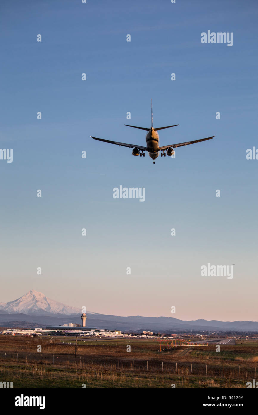 Portland, Oregon, USA. Los aviones comerciales en la aproximación final a PDX Airport con el Monte Hood en el fondo. Foto de stock