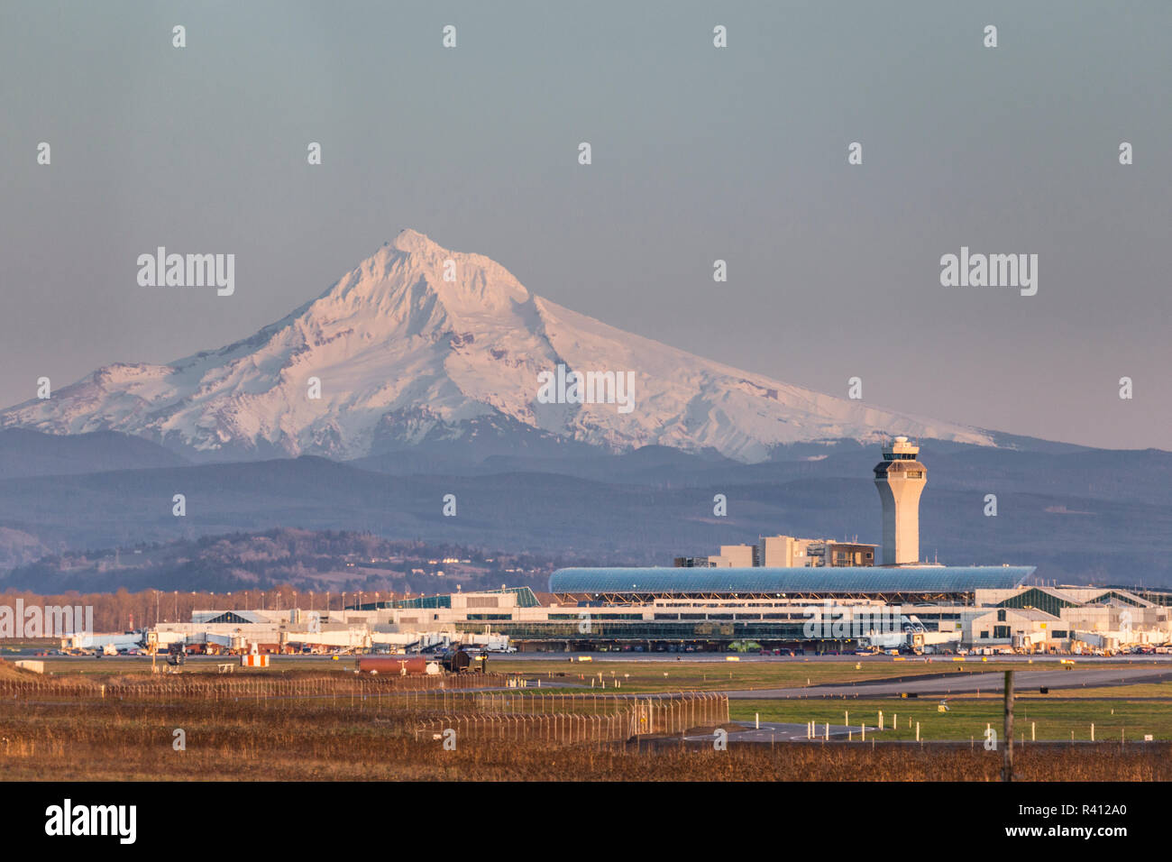 Portland, Oregon, USA. PDX Airport con el Monte Hood en el fondo. Foto de stock