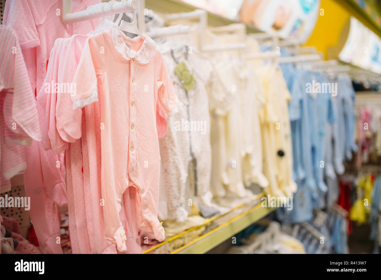 Tienda para los recién nacidos, los deslizantes en tela departamento, nadie. Ropa bebé en la tienda de artículos para bebés Fotografía de stock - Alamy