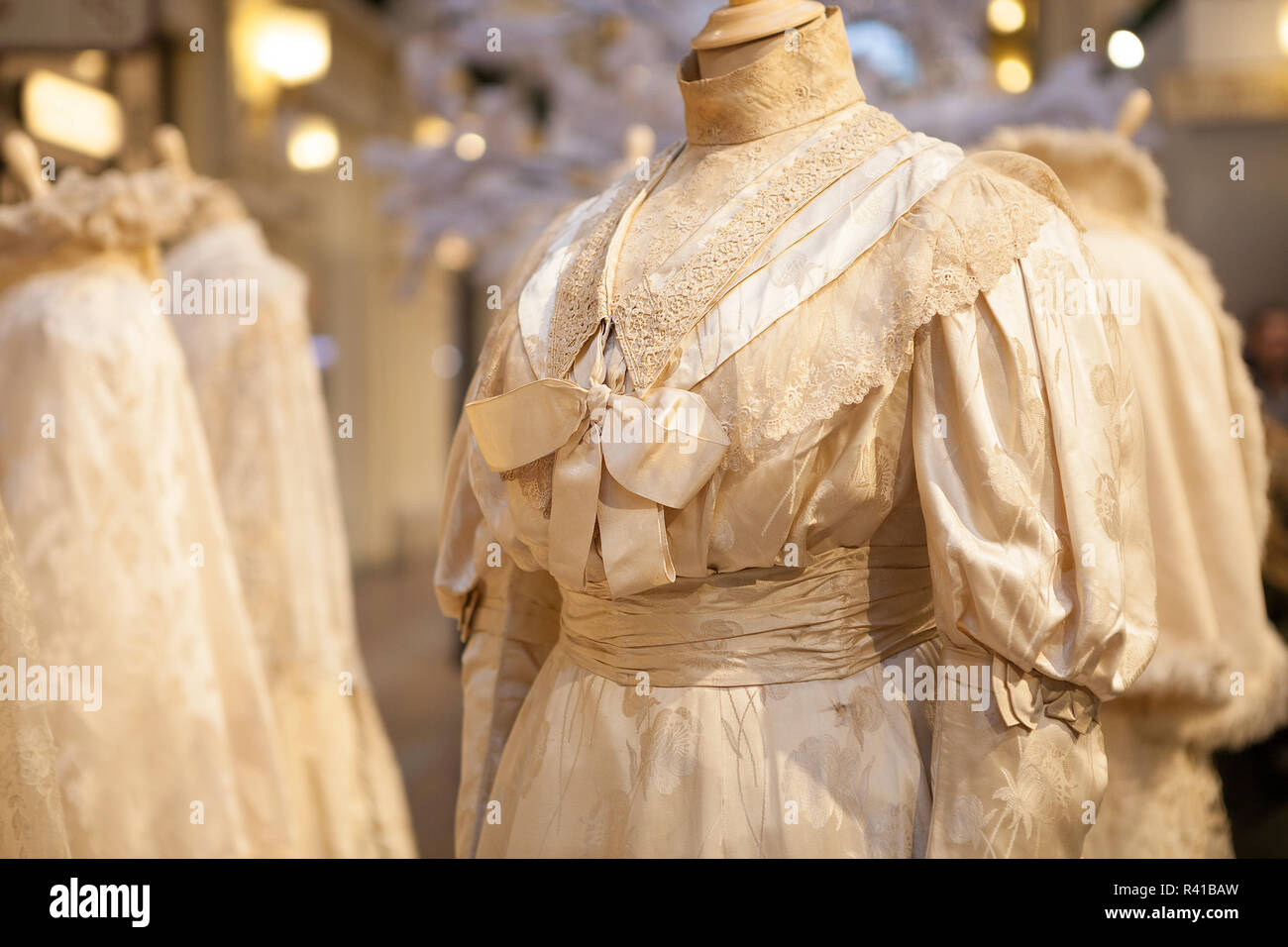 Elegante ropa liviana en maniqui Fotografía de stock - Alamy