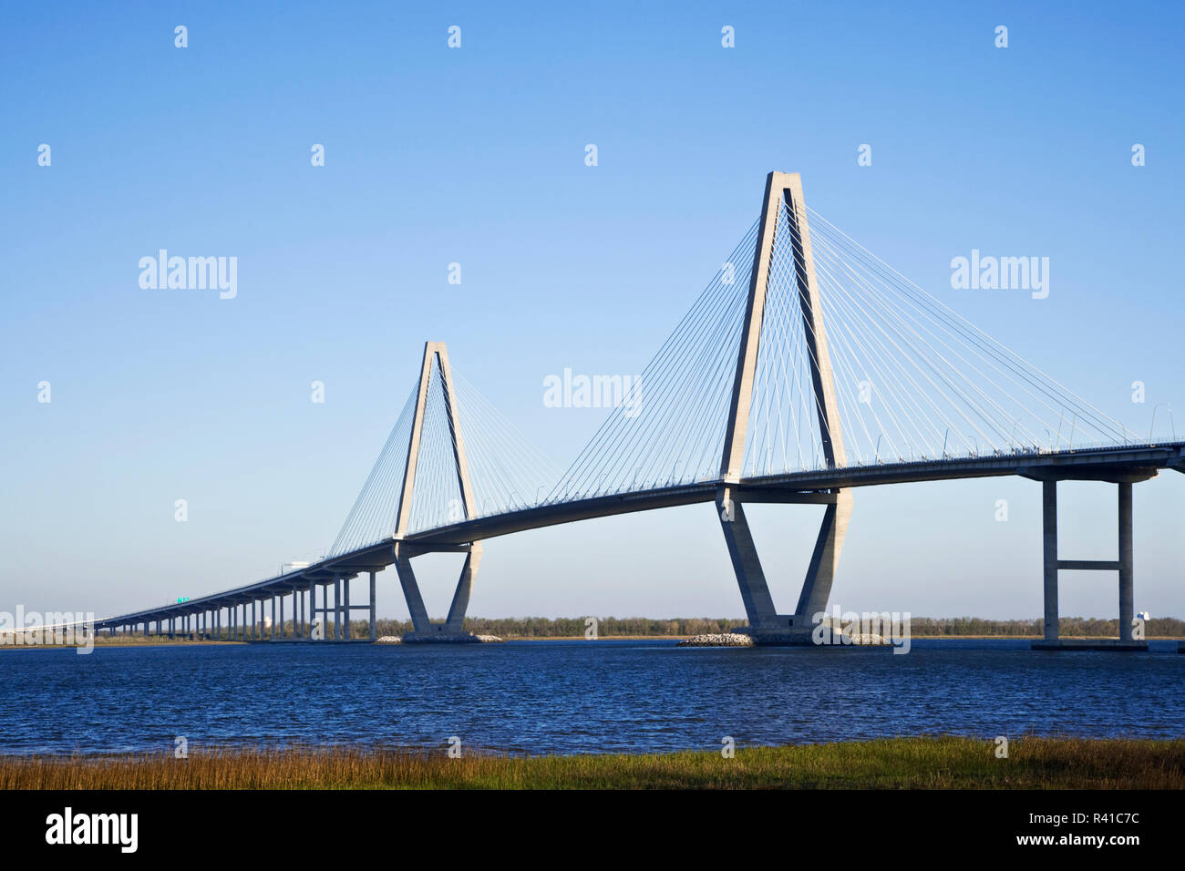 Estados Unidos, Charleston, Carolina del Sur. Descripción de Arthur Ravenel Jr. Bridge. Foto de stock