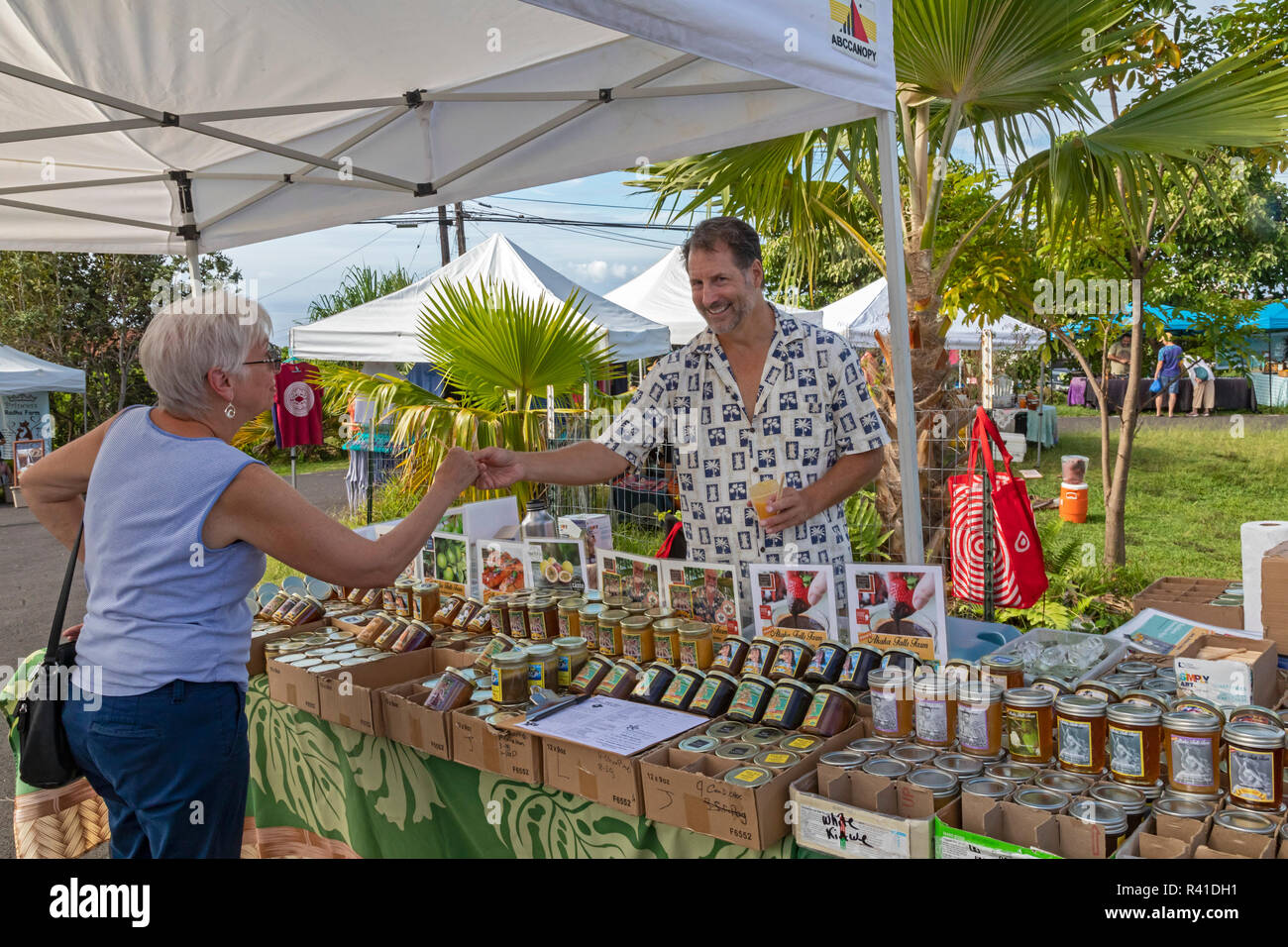 El Capitán Cook, Hawai - un proveedor ofrece un sabor de cultivados localmente atasco al mercado verde puro de Kona. Foto de stock