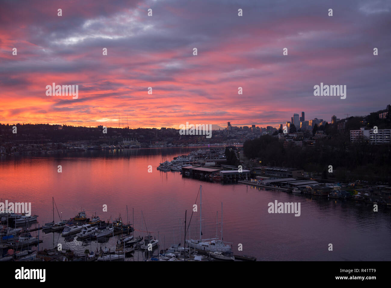 Colores brillantes en el cielo, al amanecer, el Lago Unión y el horizonte de Seattle, Seattle, Estado de Washington Foto de stock