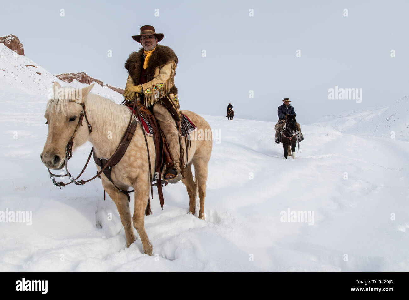 Los vaqueros se alinearon en los inviernos de nieve, escondite Ranch,  Shell, Wyoming. (MR, PR Fotografía de stock - Alamy
