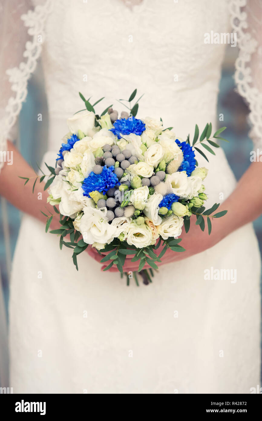 Ramo de novia azul en manos de Fotografía de stock - Alamy