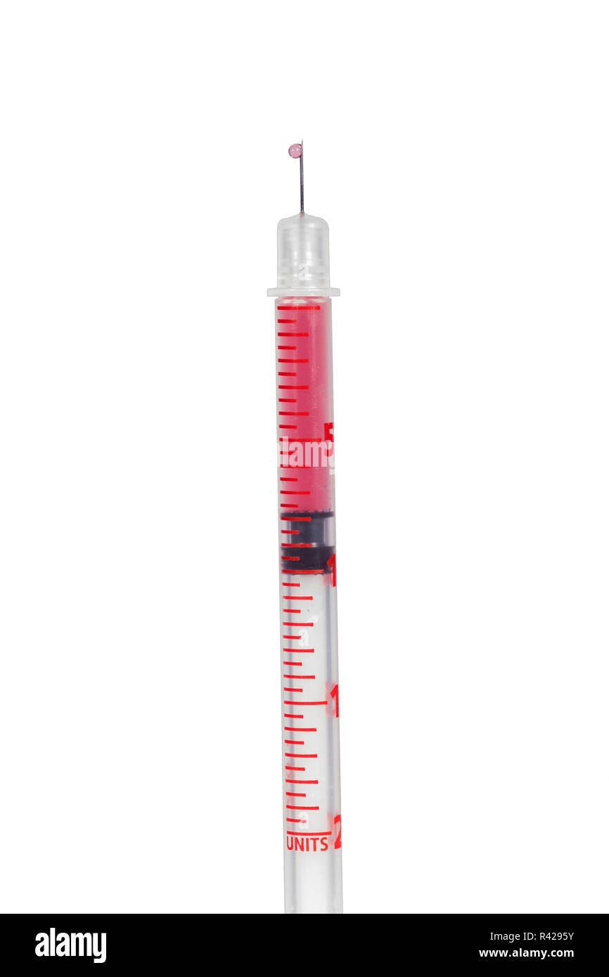 La jeringa con la aguja de inyección de drogas diabetes aguja aislada con  líquido rojo Fotografía de stock - Alamy