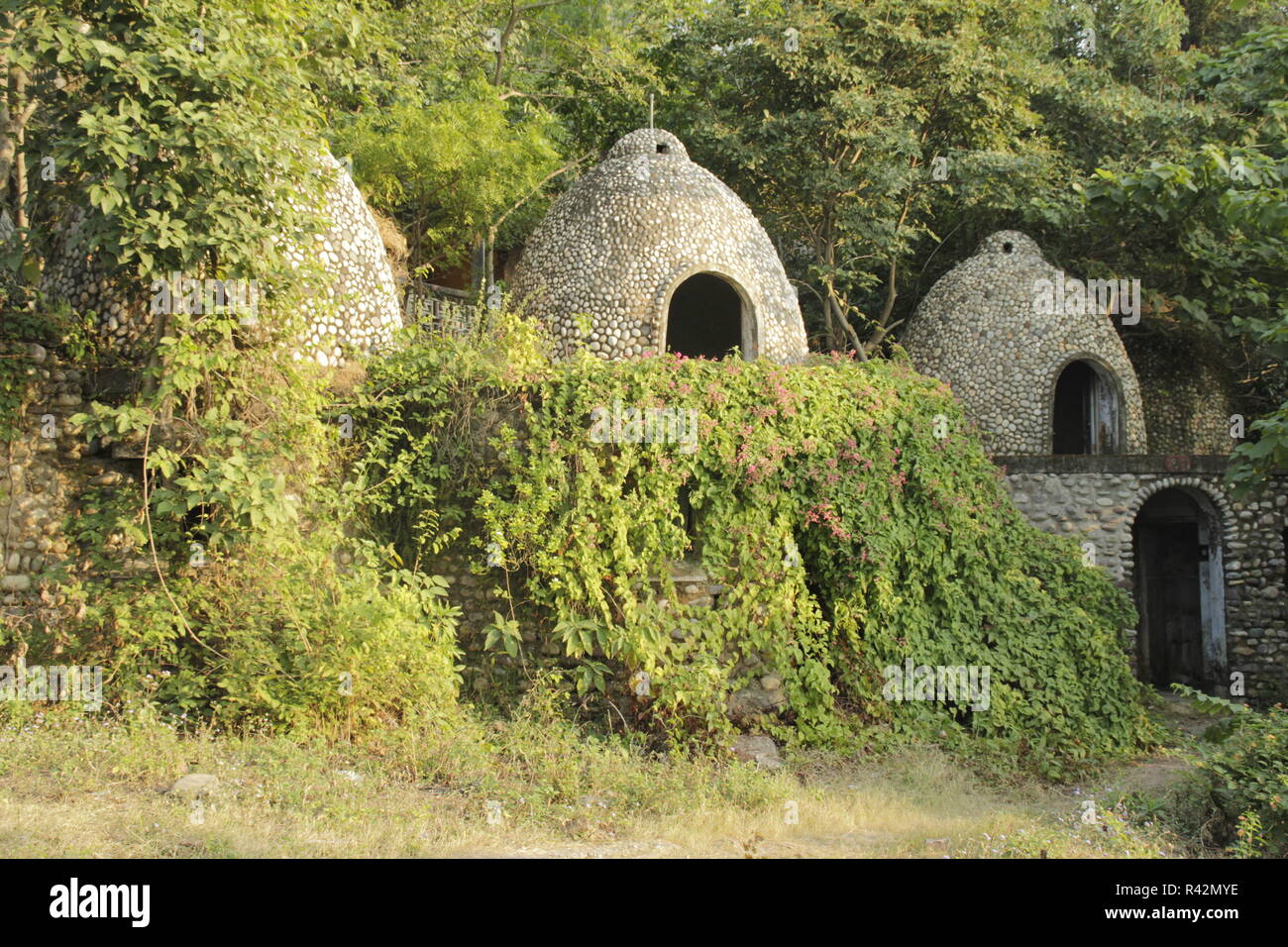 Rundown meditación cúpulas en los Beatles ashram en Rishikesh, India Foto de stock