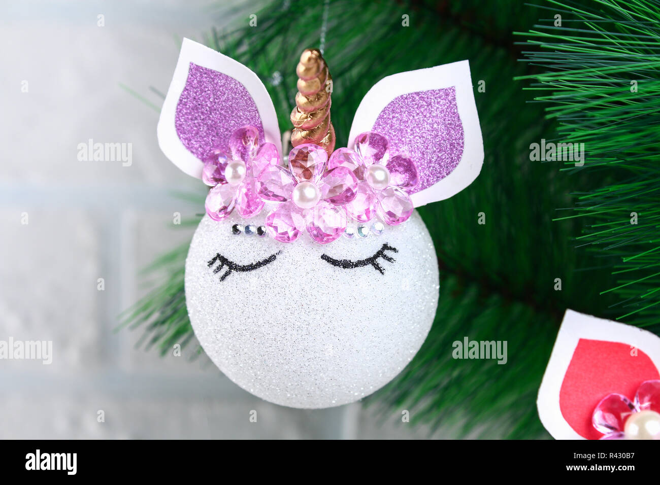 Bricolaje, el unicornio. Cómo hacer un unicornio de una bola de Navidad de  juguete. Guía paso a paso foto. Adornos del árbol de Navidad Fotografía de  stock - Alamy
