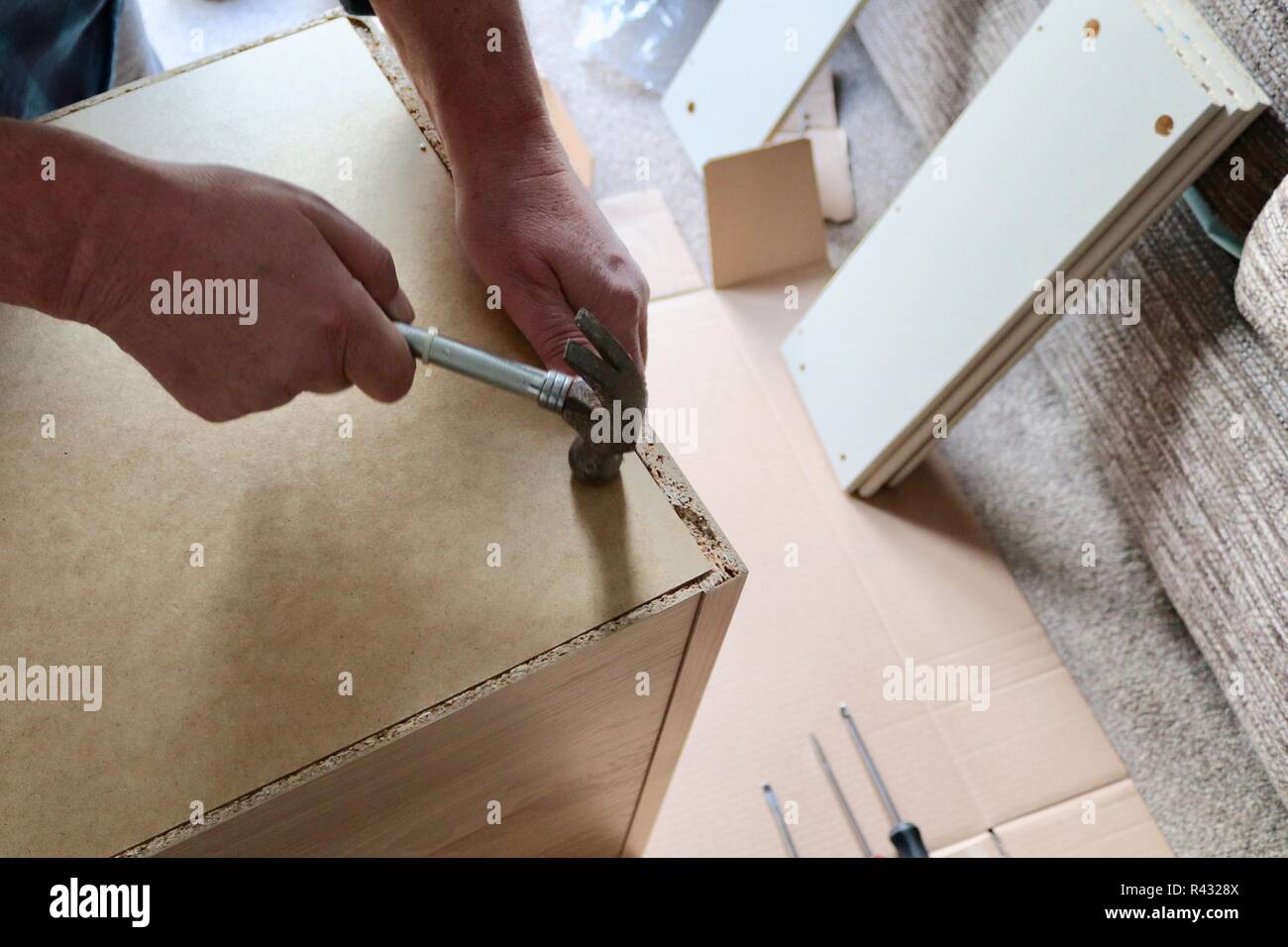 Bricolaje muebles flat pack project en el hogar.martillo y tornillo fix  Fotografía de stock - Alamy