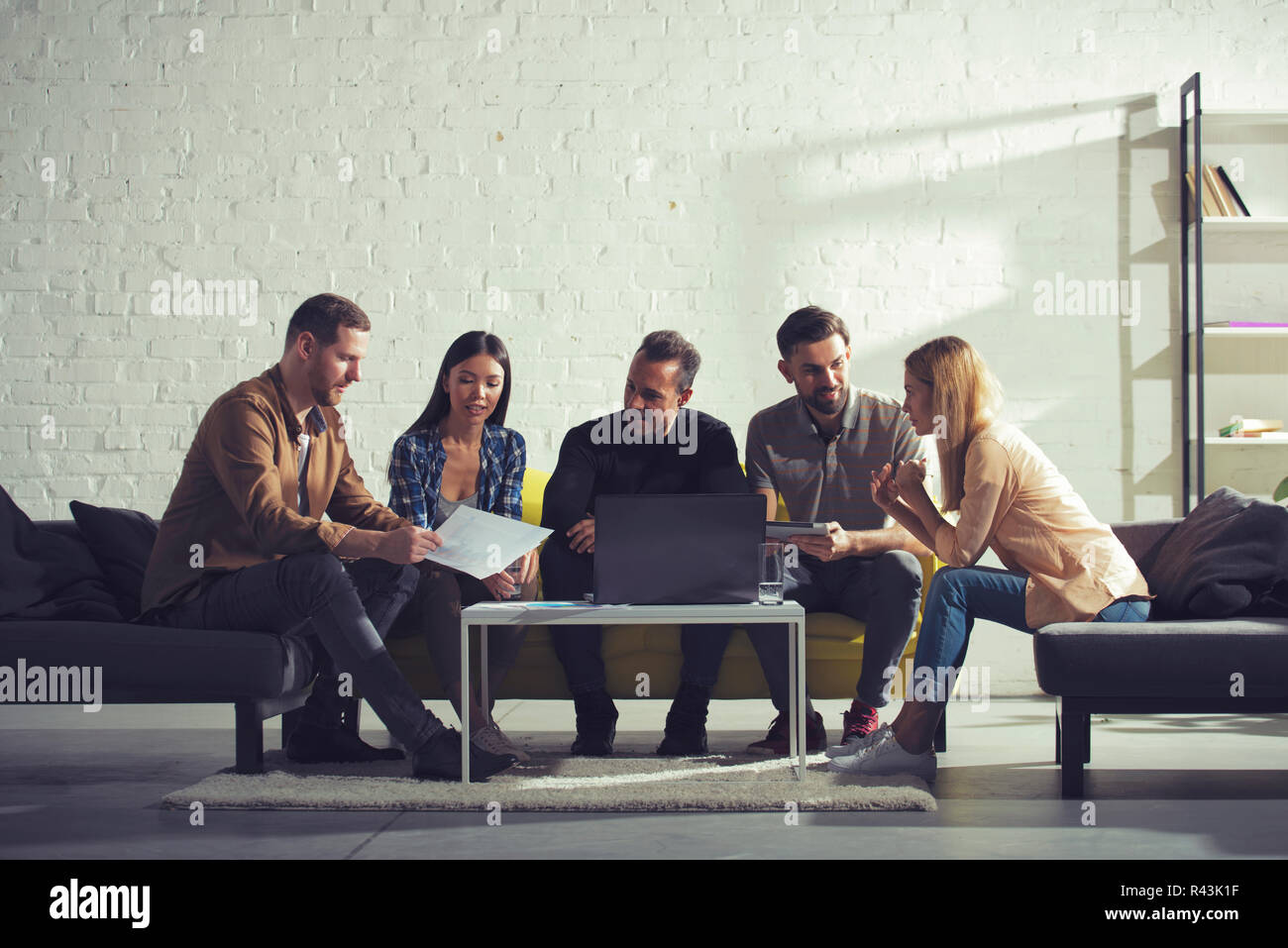 Gente de negocios conectado en la red internet con una computadora portátil en una sala relax. Concepto de empresa inicio Foto de stock