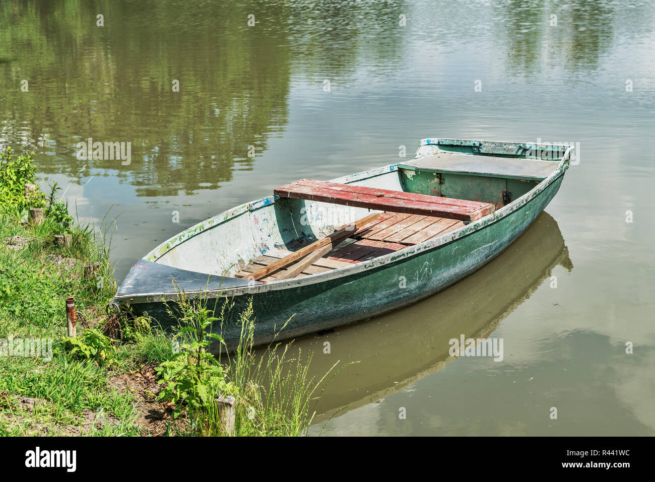 El bote a remo se encuentra en el lago en el jardín paisajista inglés del  Palacio Festetics, grados, Enying, Fejer County, Hungría, Europa Fotografía  de stock - Alamy