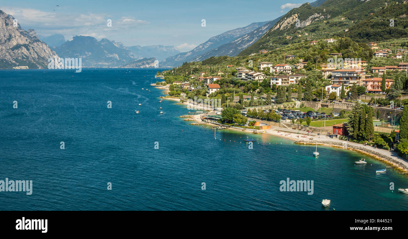 Ciudad de Malcesine, en el Lago di Garda vista del horizonte, región del Véneto, Italia. Vista aérea, vista superior Foto de stock