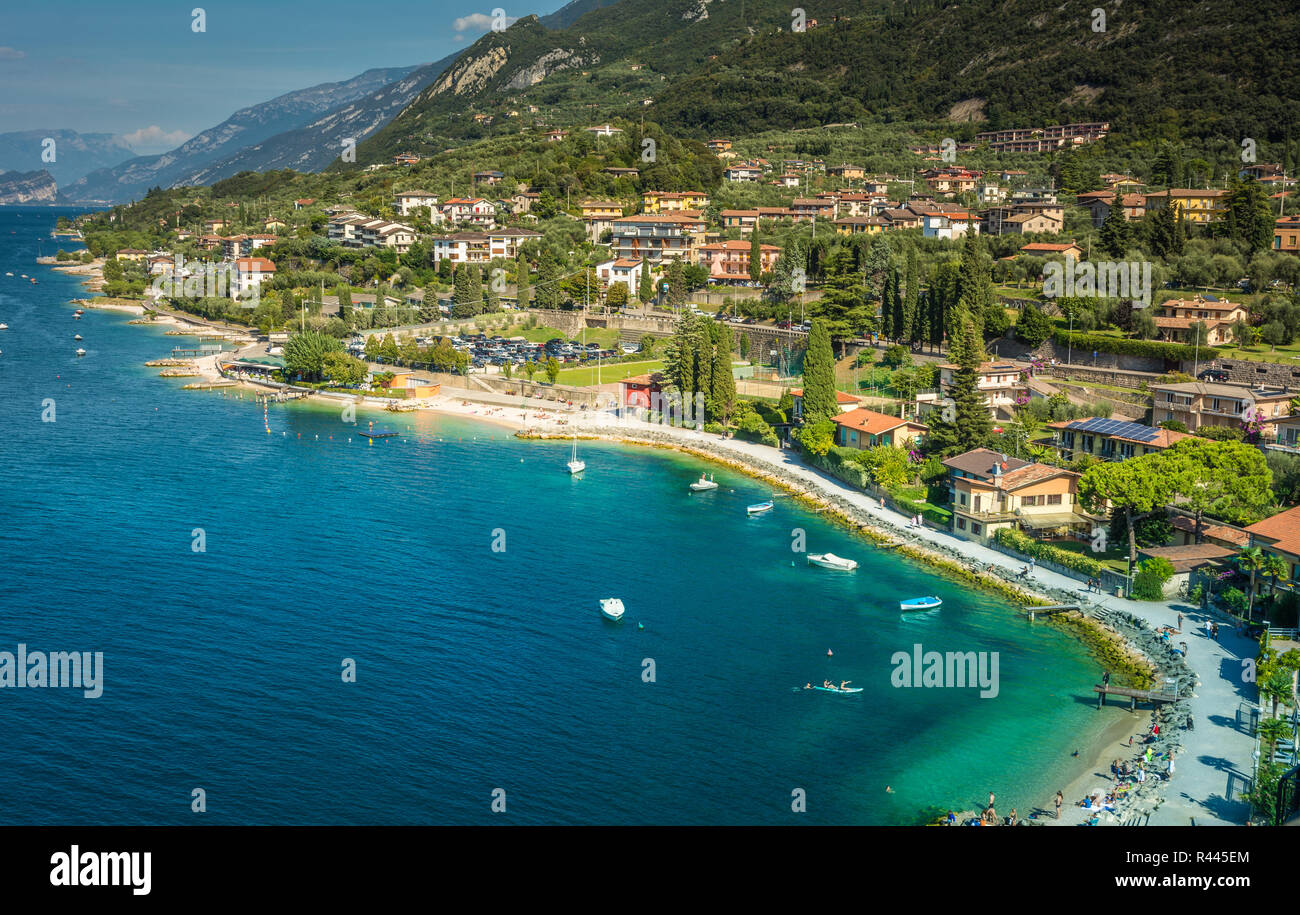Ciudad de Malcesine con vistas al horizonte del Lago di Garda, región del Véneto en Italia. Vista aérea, vista superior. Lago de Garda Foto de stock