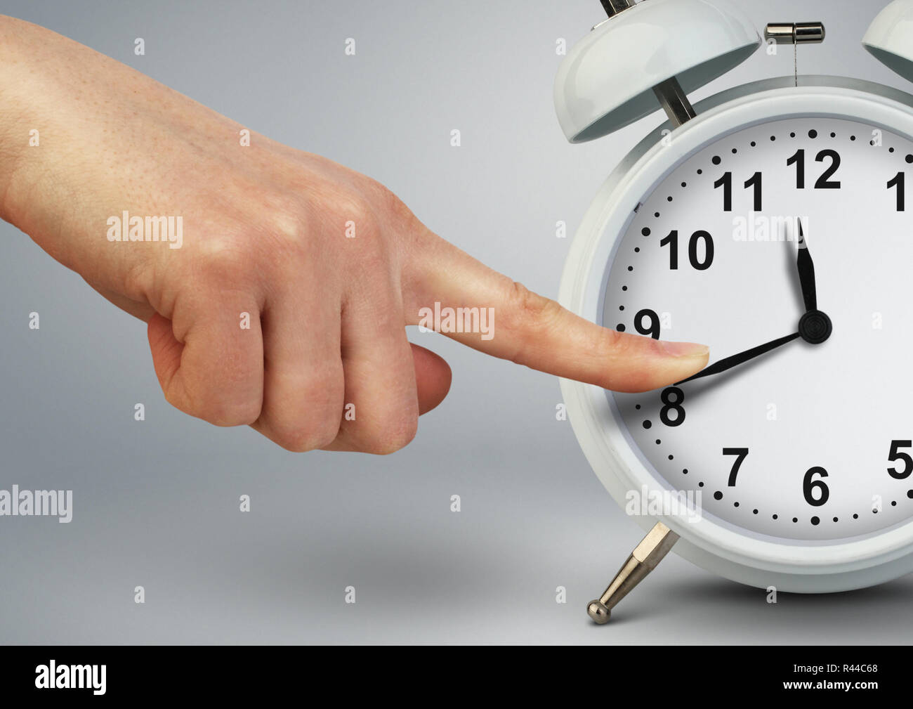 Concepto de límite, mano de parar el tiempo en el reloj clásico Foto de stock