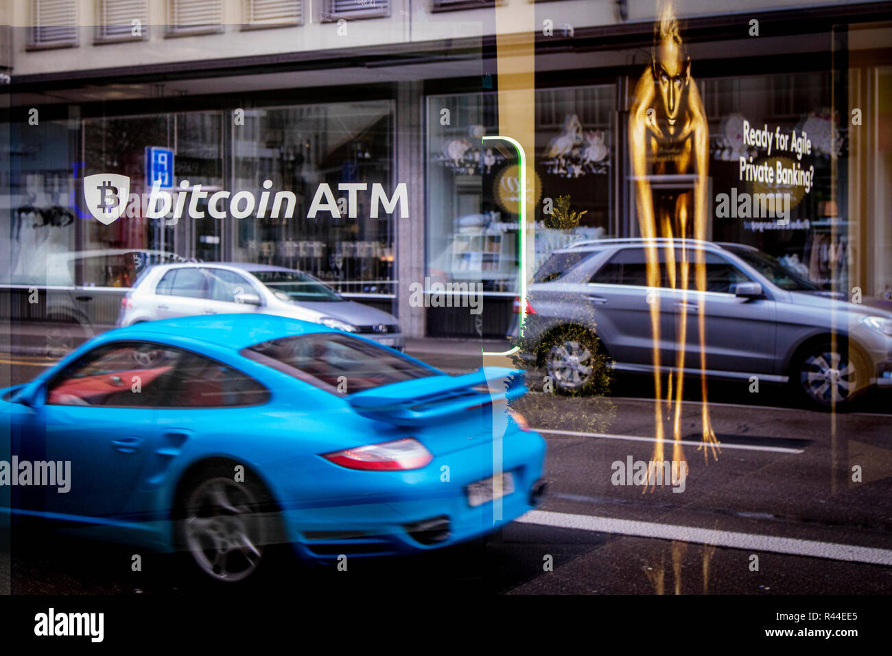 Un cajero automático de bitcoin en la compañía de moneda criptográfica Falcon en Zurich. Zurich es, con mucho, la ciudad más grande de Suiza, con una población cercana a los 1,83 millones en el área metropolitana. También es el centro de la finca en Suiza. Foto de stock
