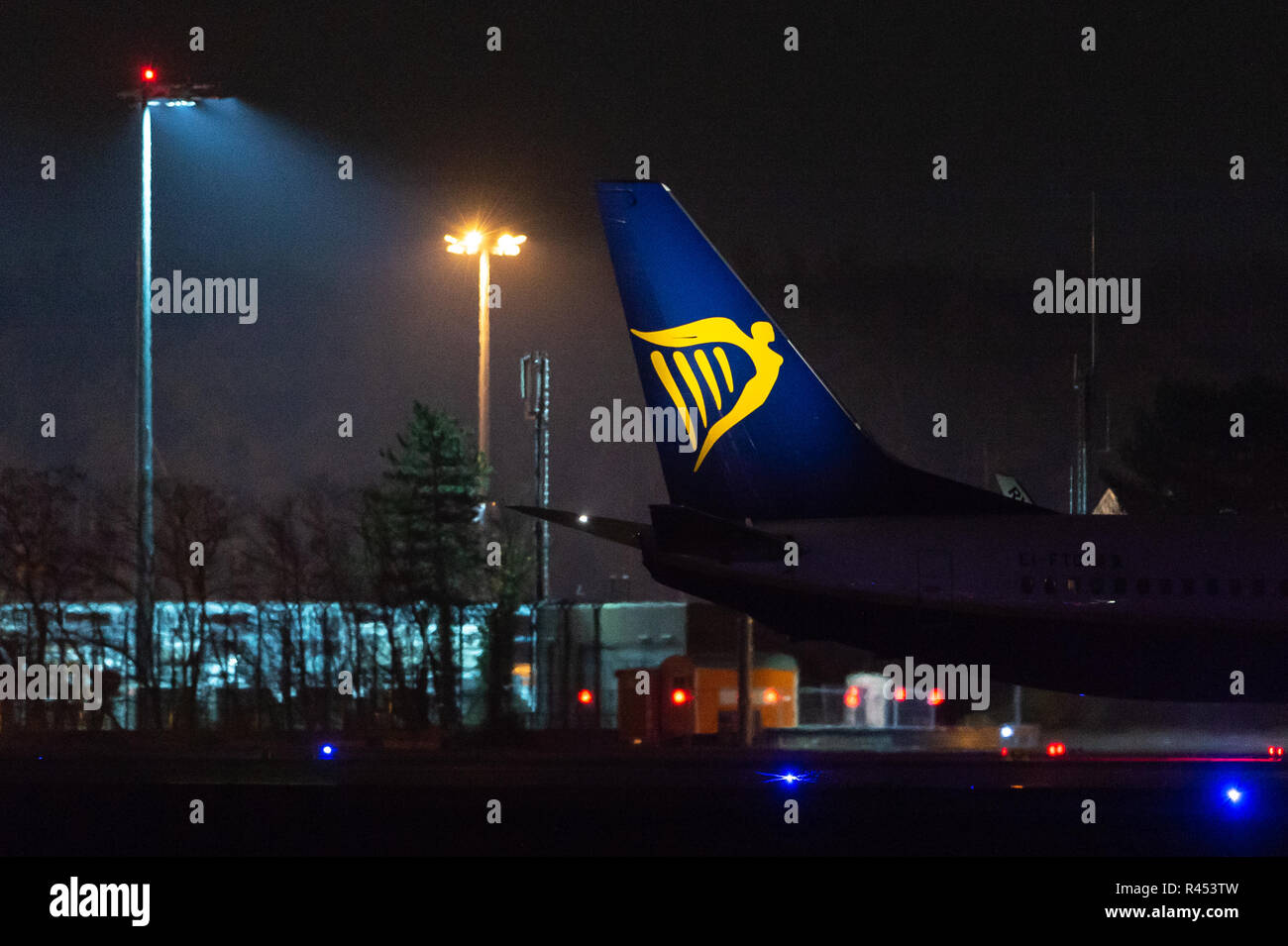 23 de noviembre de Hesse, Frankfurt/Main: un avión de pasajeros de la compañía aérea Ryanair de noche en el tarmac del aeropuerto. Foto: Silas Stein/dpa Fotografía de stock - Alamy