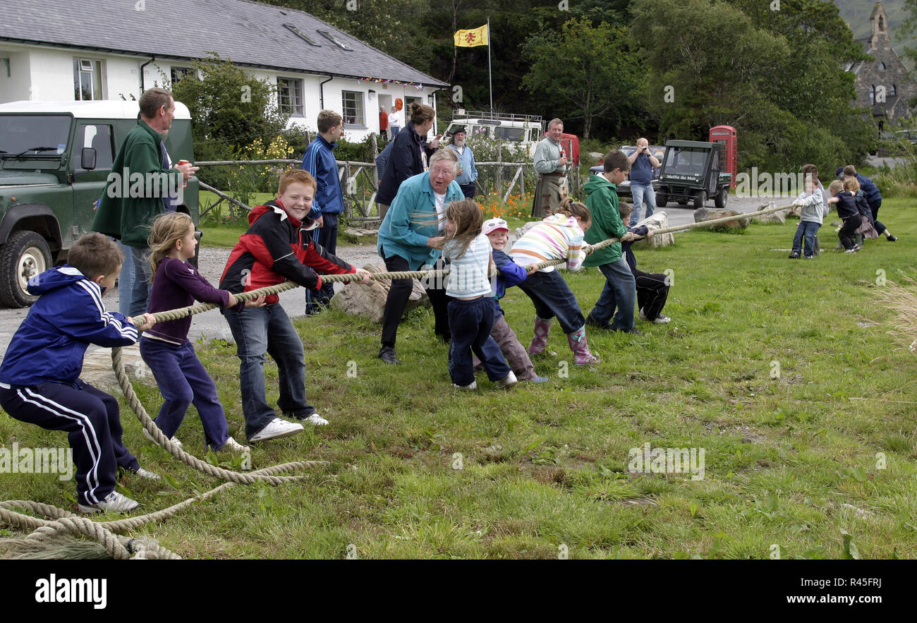 Los jóvenes abordar el remolcador de la guerra como parte de la Gala Knoydart día. Esta pequeña comunidad Hamlet, se asienta en una península en el North West Highlands en Escocia. Sólo se puede llegar en barco o a pie. Foto de stock