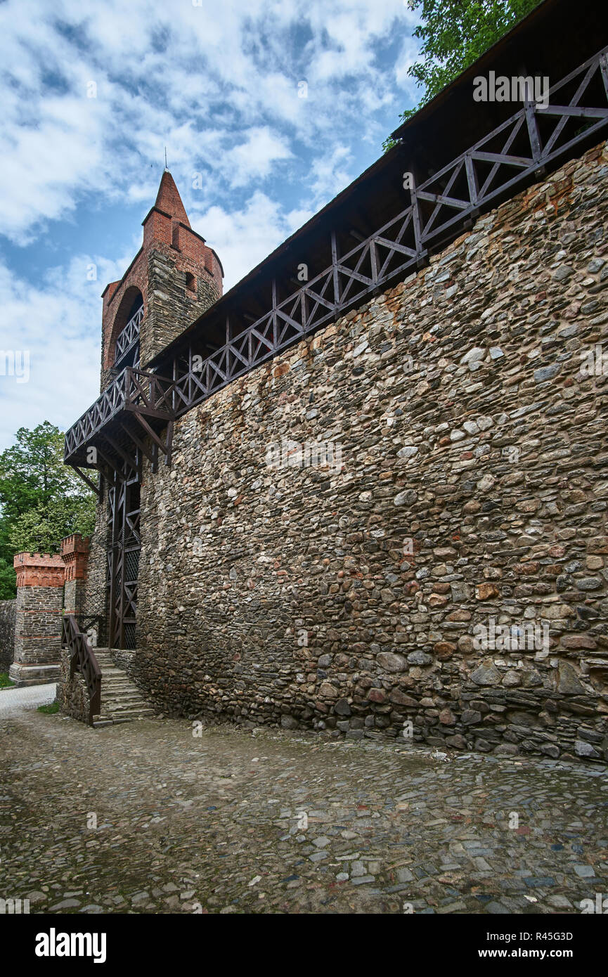 Fortificación medieval con el city gate en Paczkow en Polonia Foto de stock