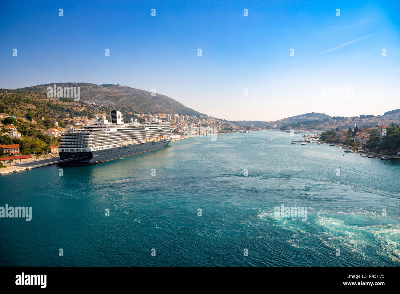 Dubrovnik, Croacia - 20.10.2018: buque de crucero amarrados en el puerto croata de Dubrovnik, Croacia Foto de stock