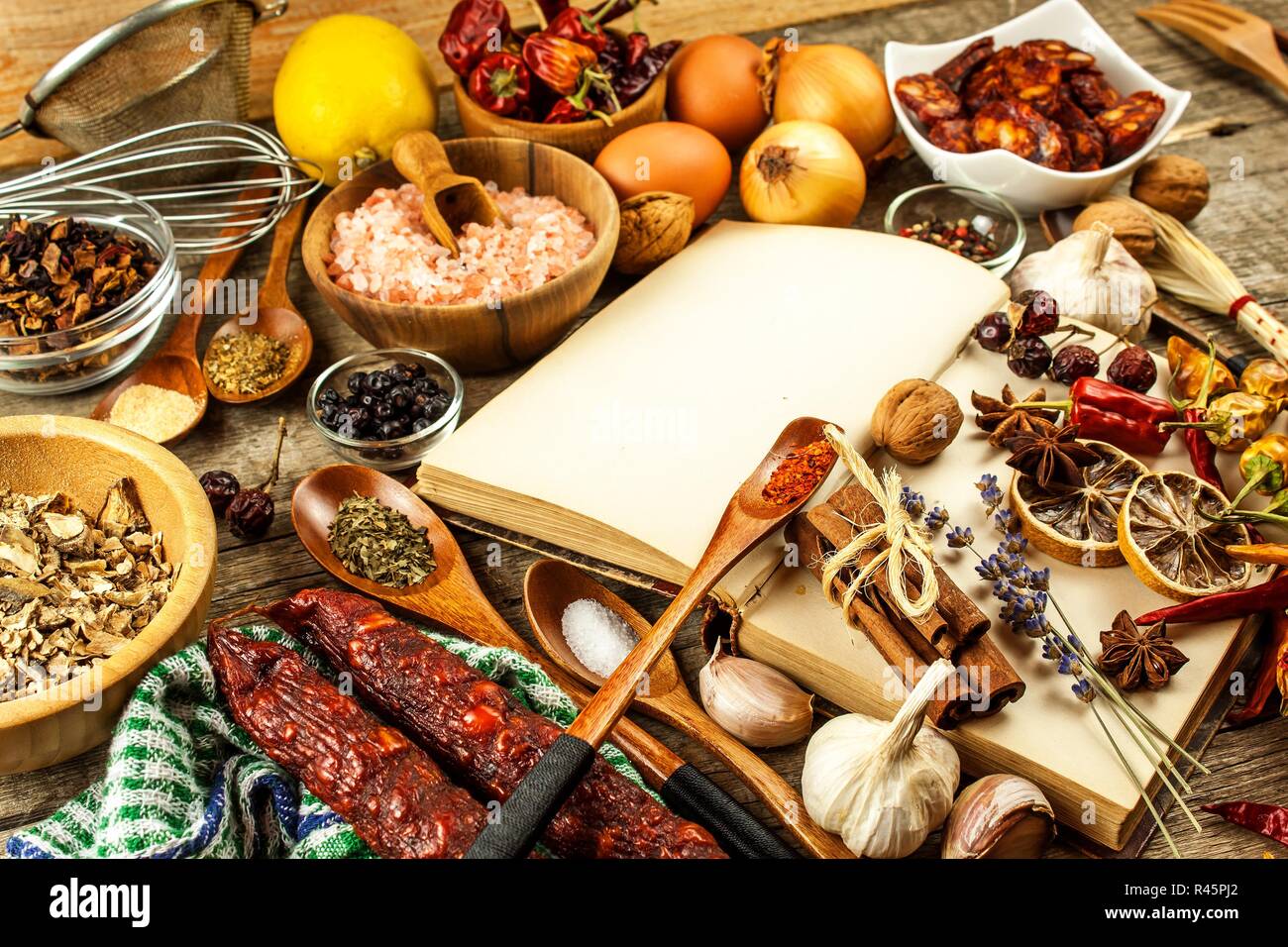 Cookbook y especias sobre una mesa de madera. La preparación de los  alimentos. Un viejo libro de cocina. Recetas de comida Fotografía de stock  - Alamy