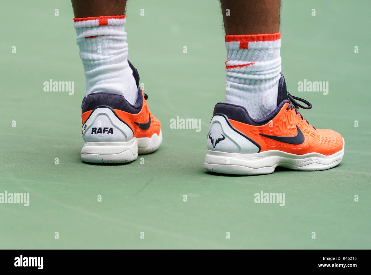 New York, NY - 2 de septiembre de 2018: zapatillas de Nike en Rafael Nadal  de España durante el US Open 2018 4ª ronda del partido contra Nikoloz  Basilashvili de Geprgia en