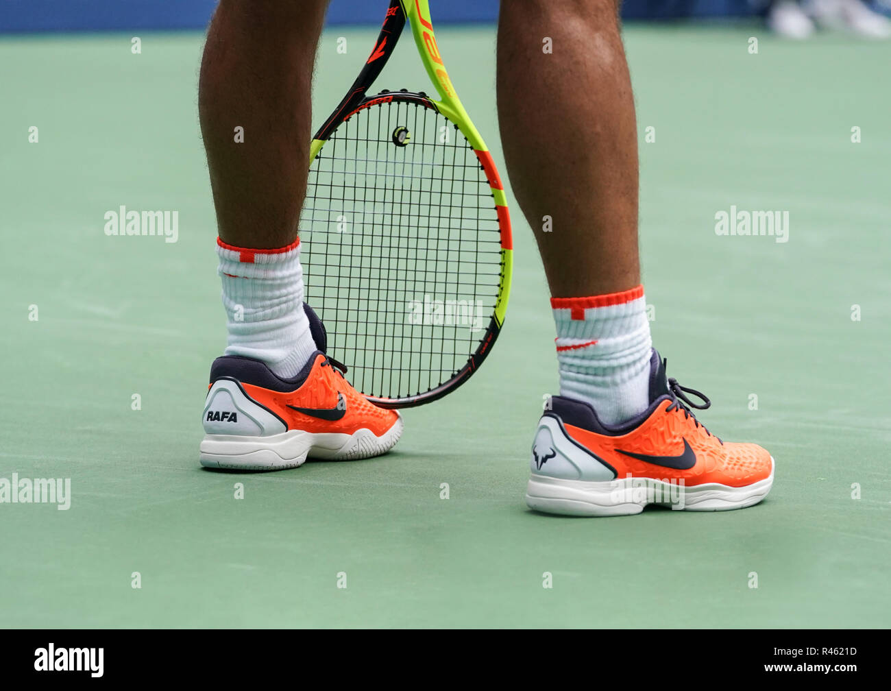 New York, NY - 2 de septiembre de 2018: zapatillas de Nike en Rafael Nadal de España durante el US Open 4ª del partido contra Nikoloz Basilashvili de Geprgia en