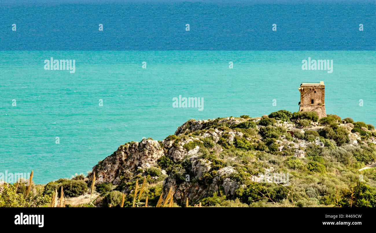 Golfo de Castellammare con sus aguas turquesa y azul de mar y Torre Bennistra, una antigua torre de vigilancia, Scopello, Sicilia, Italia. Foto de stock