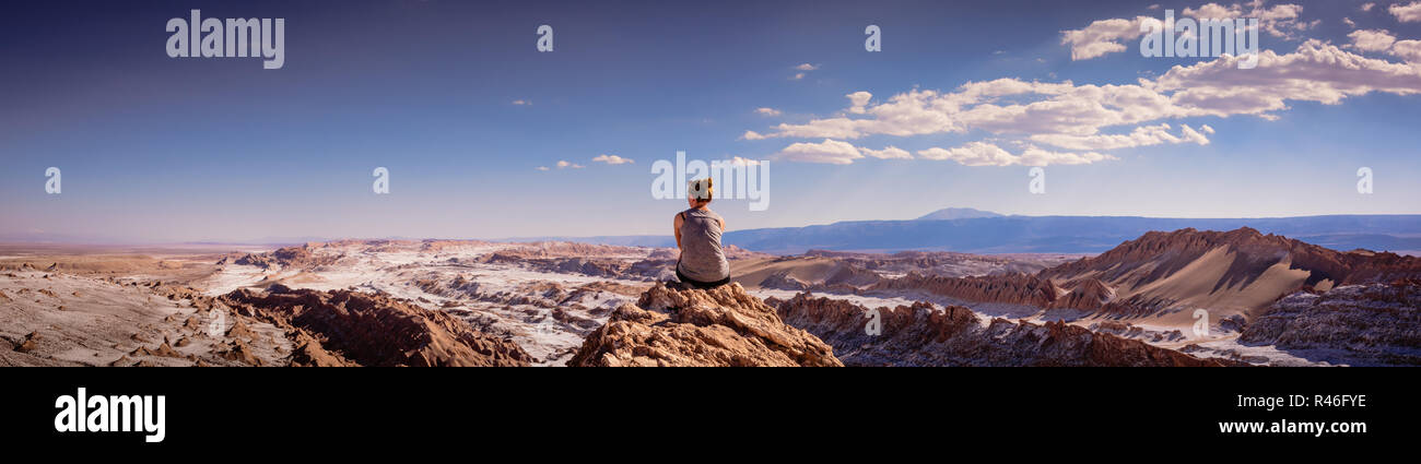 La mujer disfruta de unas vistas panorámicas del Desierto de Atacama, Chile Foto de stock