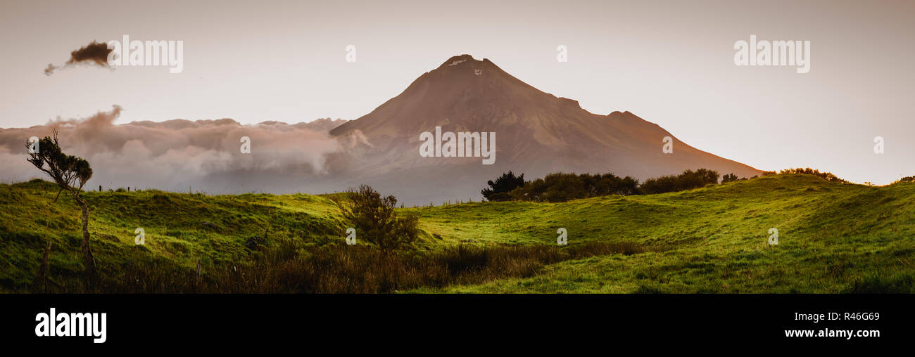 Monte Taranaki al amanecer en verano, Nueva Zelanda Foto de stock