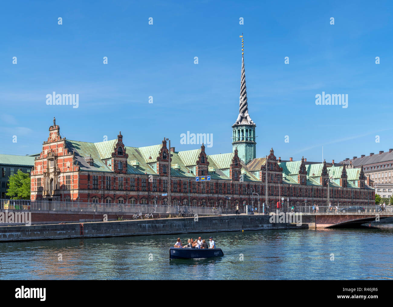 Crucero por el canal Slotholmens mirando hacia la Børsen (la Bolsa), Copenhague, Dinamarca Foto de stock