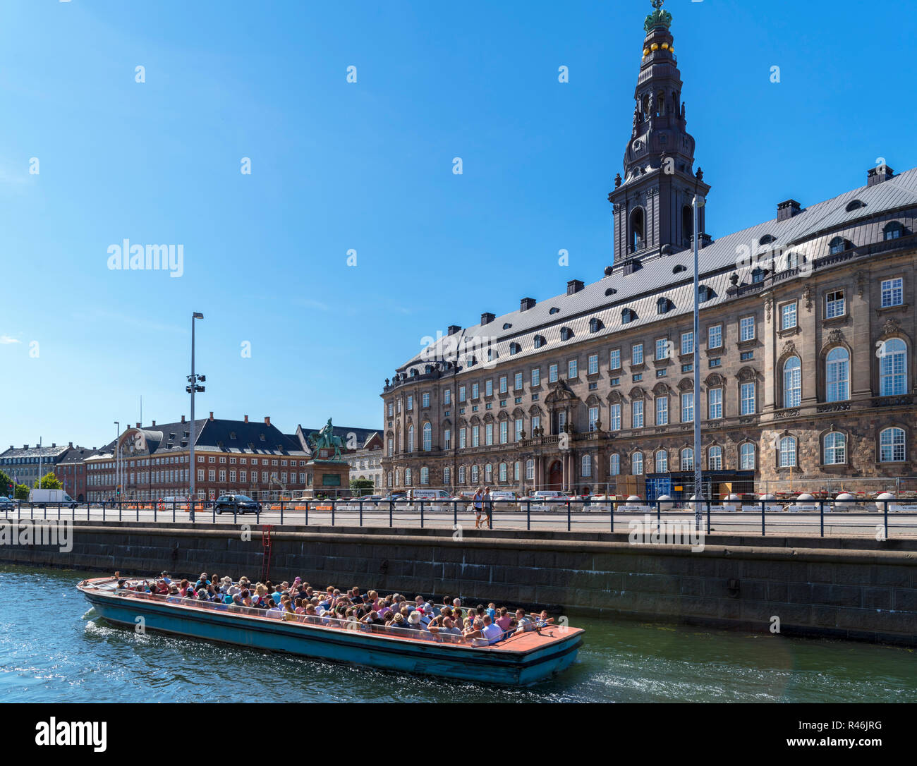 Crucero por el canal Slotholmens con ranura de Christiansborg (Christiansborg Palace), Copenhague, Dinamarca Foto de stock