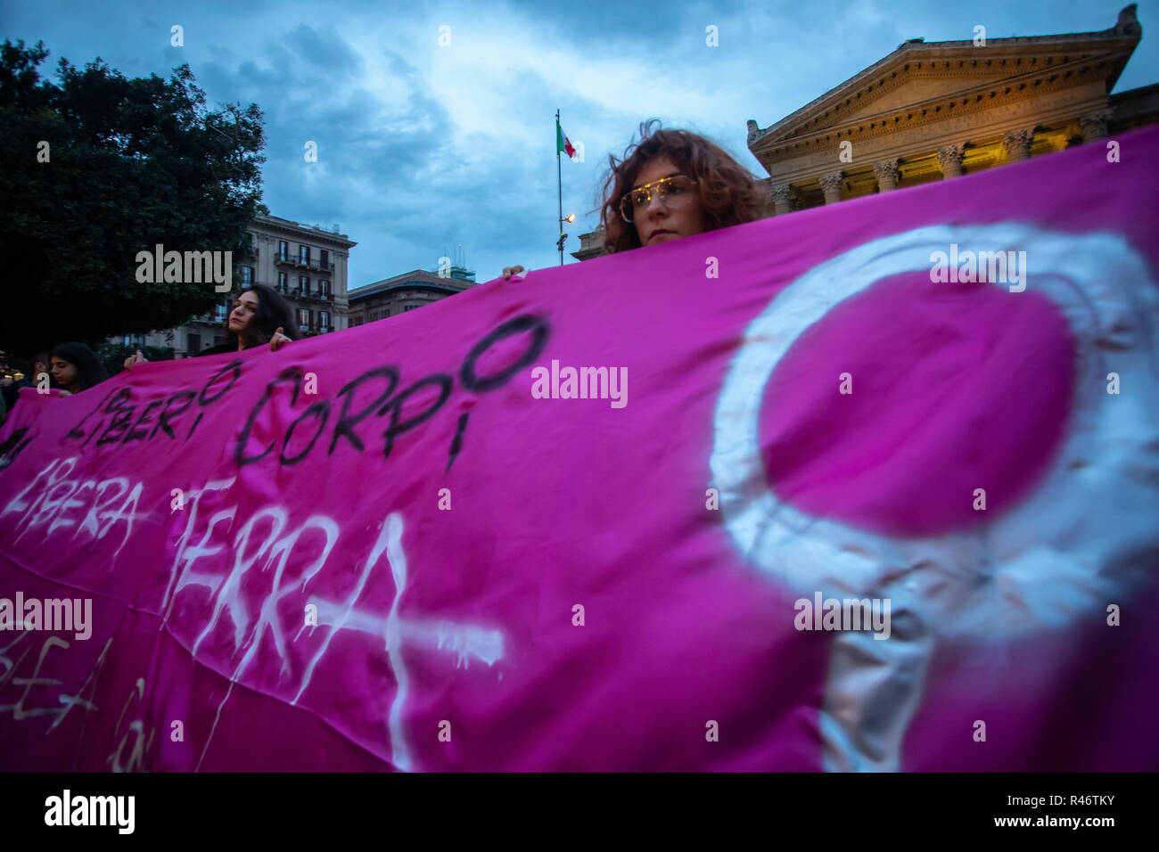 Italia: marcha contra la violencia contra la mujer en Palermo Foto de stock