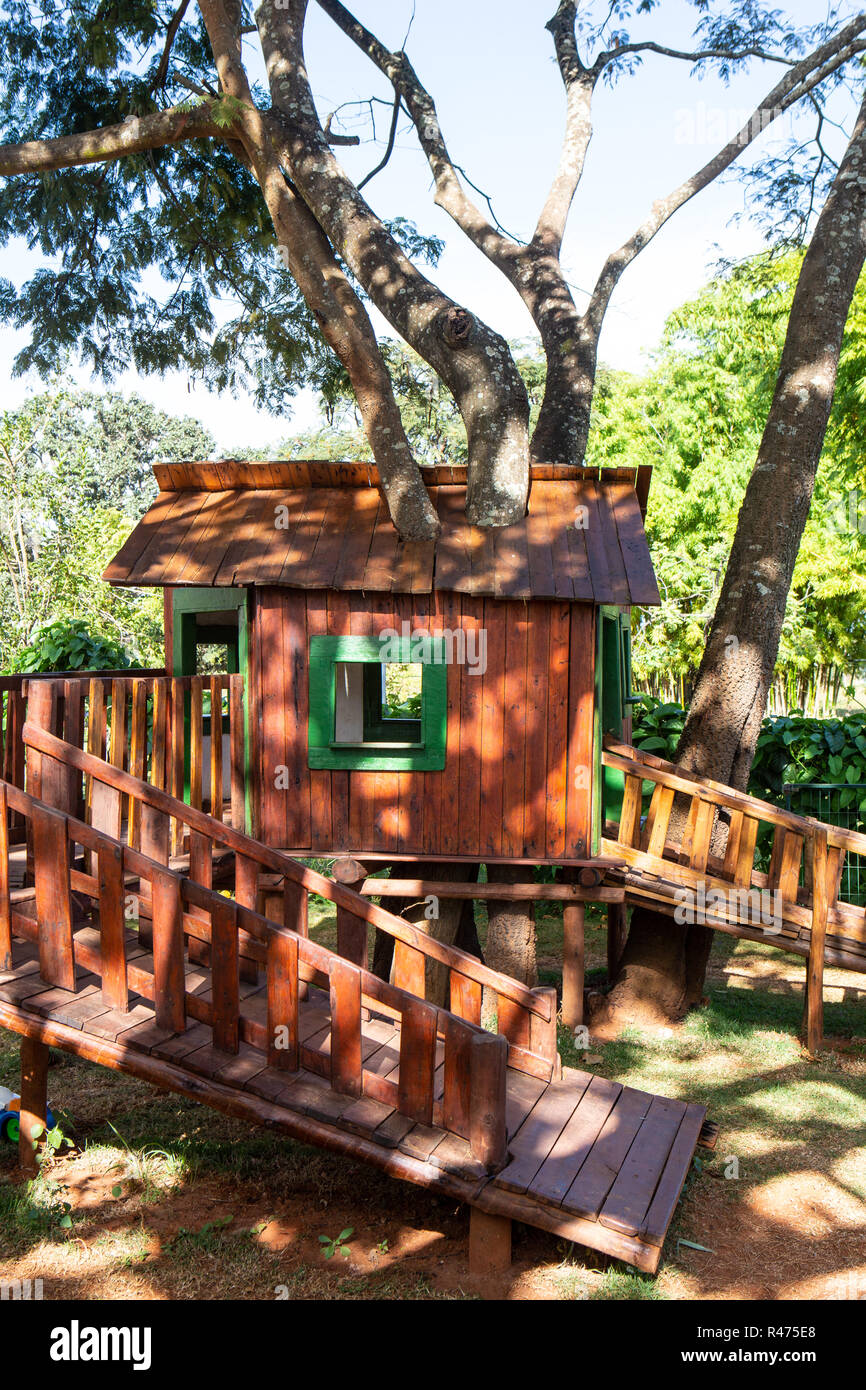 Casa de árbol de madera en el jardín en un día soleado de verano Fotografía  de stock - Alamy