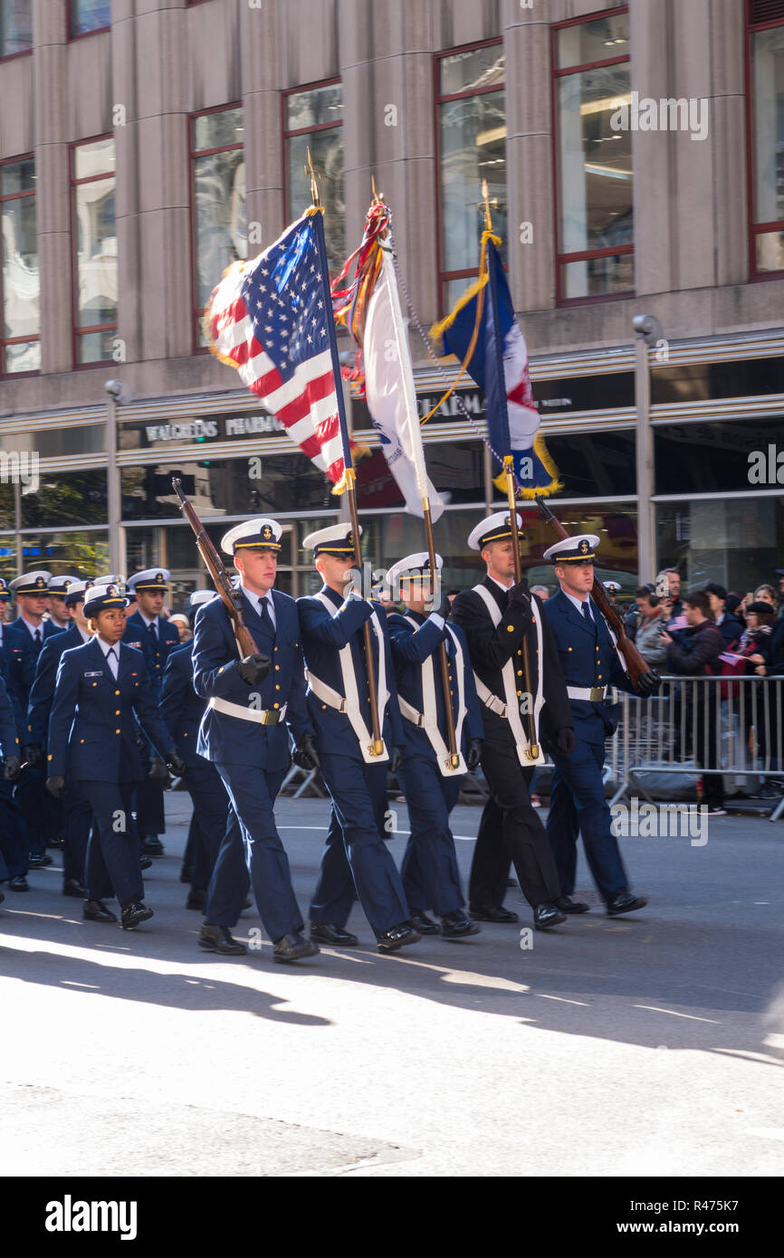 Anual 2018 Veterans Day Parade en la Quinta Avenida, en la ciudad de Nueva York, EE.UU. Foto de stock