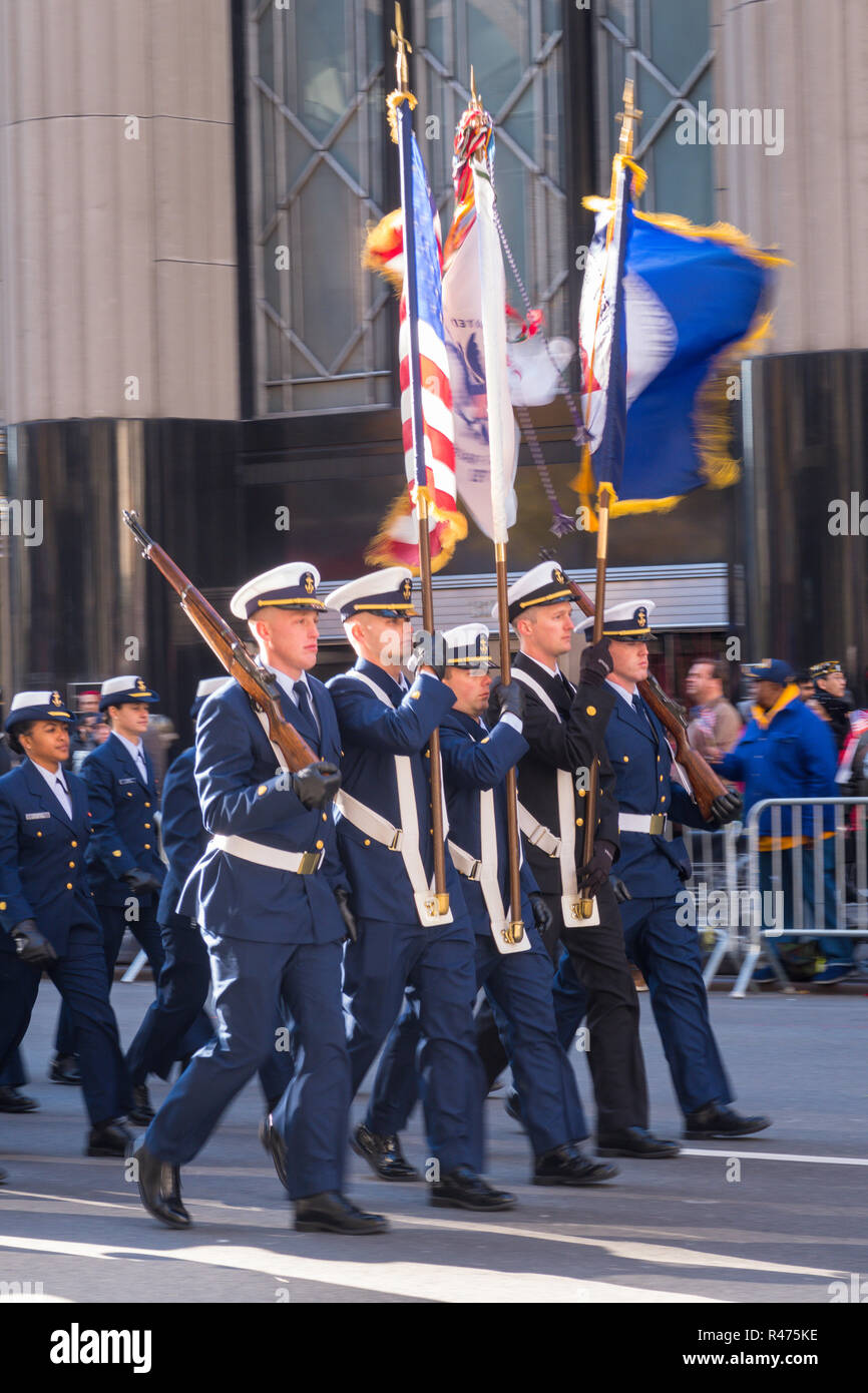 Anual 2018 Veterans Day Parade en la Quinta Avenida, en la ciudad de Nueva York, EE.UU. Foto de stock