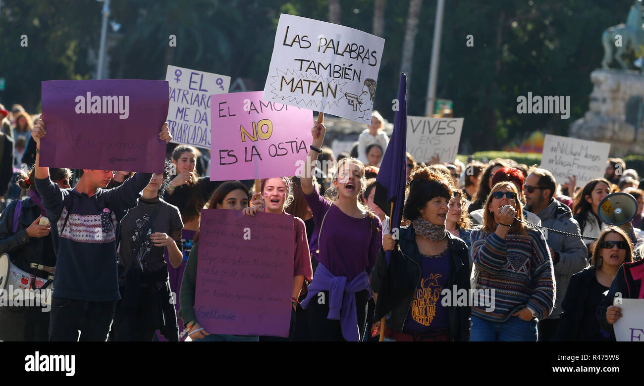 Palma de Mallorca, España / Noviembre 25, 2018: la mujer de marzo durante una manifestación contra la violencia sufrida por sus parejas durante el da internacional Foto de stock