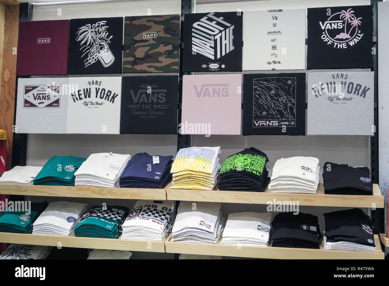 Vans es una tienda minorista de ropa y calzado de monopatín, Fifth Avenue,  Nueva York, EE.UU Fotografía de stock - Alamy