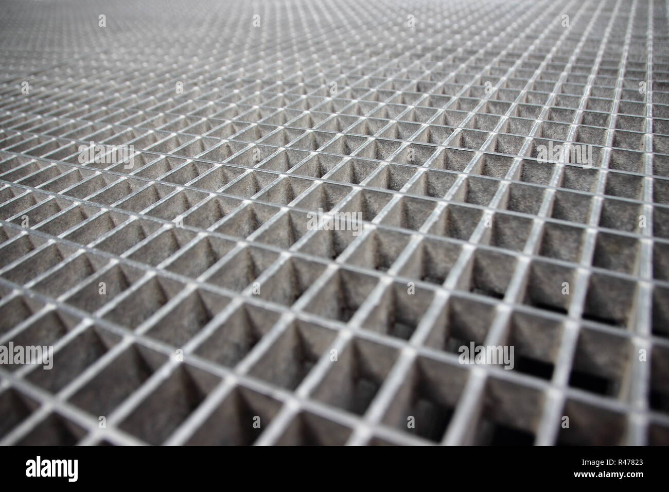 Perspectiva de la cuadrícula de la rejilla de acero galvanizado gris  Fotografía de stock - Alamy