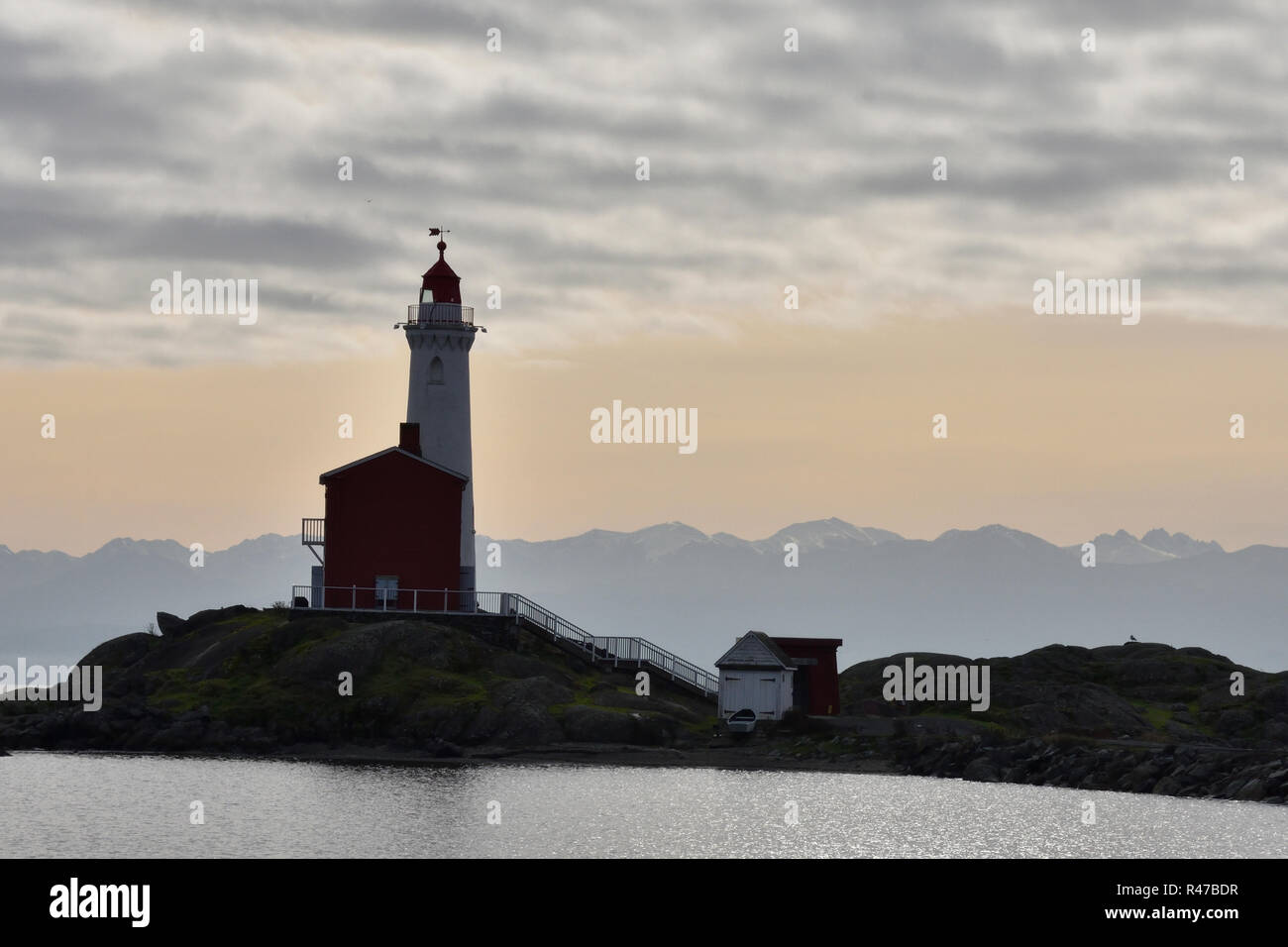 Fisgard histórico faro en la entrada Esquimalt Harbour y caminos reales. Foto de stock