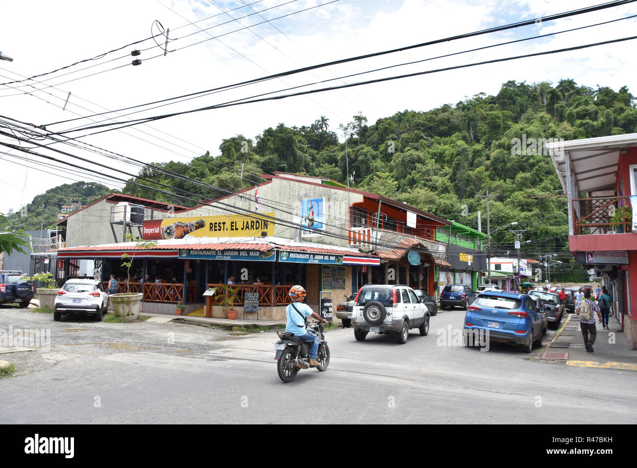 Calle típica escena en Quepos, Costa Rica Foto de stock