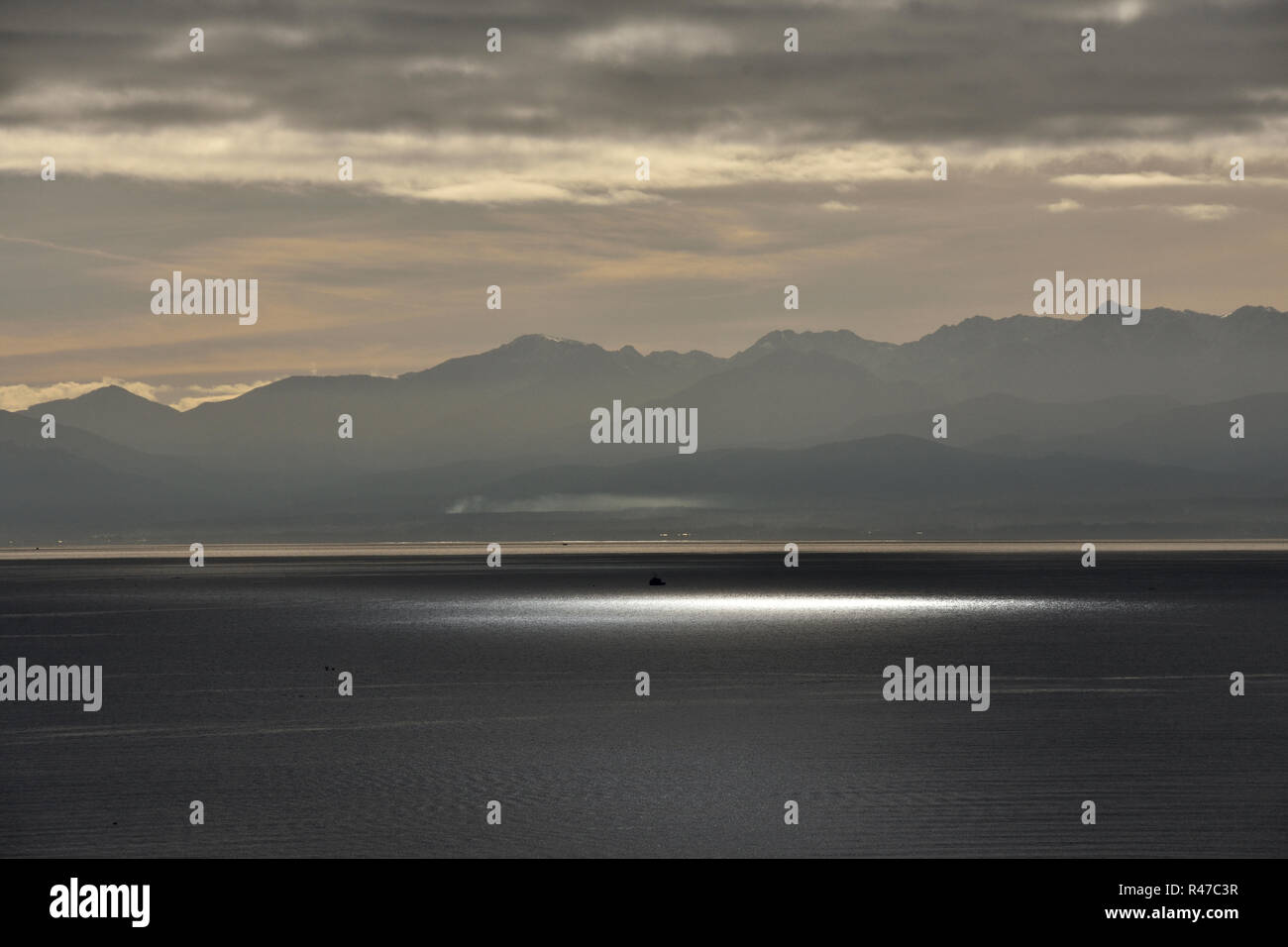 La extensión del Estrecho de Juan de Fuca con Olympic y Cascade Mountains en el fondo. Foto de stock