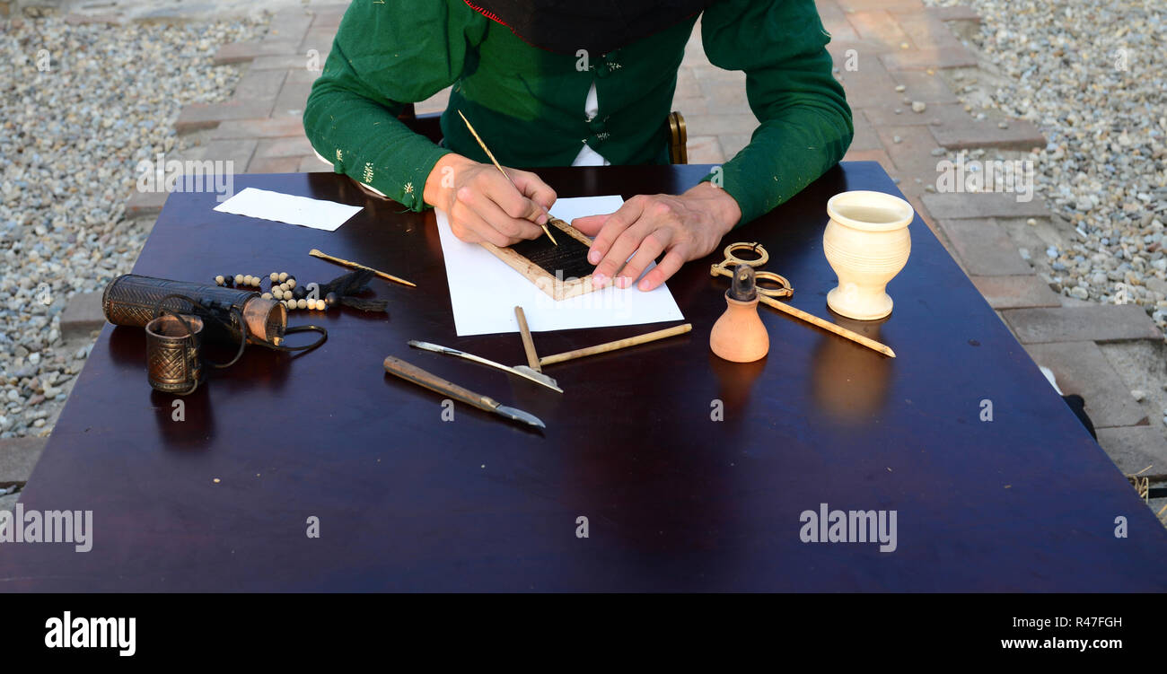 Escribano medieval escribir un texto manos detalle Foto de stock