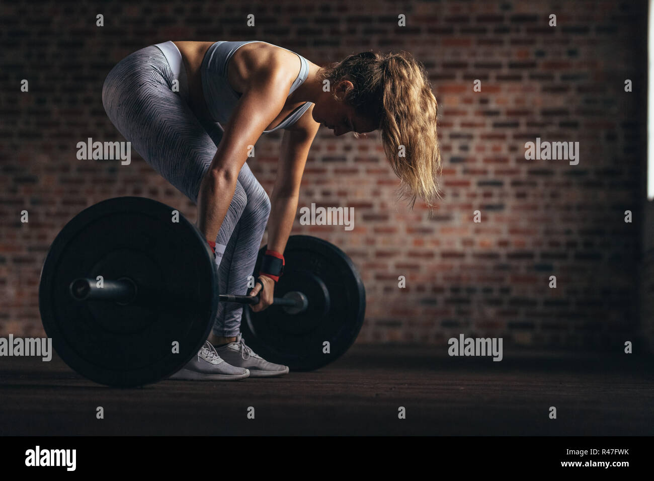 Fitness, mujer y pesas para hacer ejercicio, ejercicio o entrenamiento  intenso en el gimnasio. Mujer activa haciendo ejercicio y levantando pesas  en deportes Fotografía de stock - Alamy