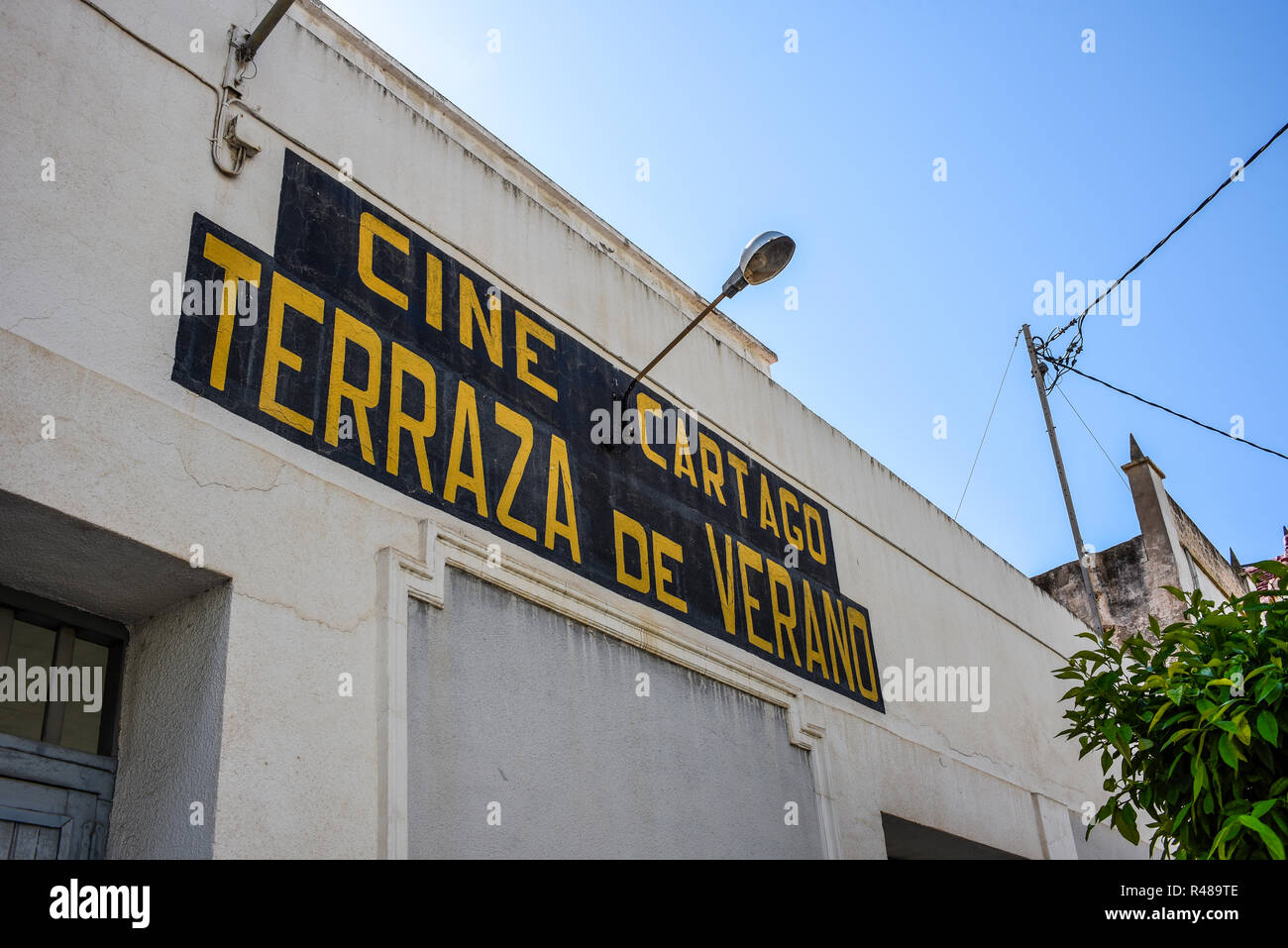 Cartago viejo Cine, terraza de verano, imágenes de cine, fotografía, cine en casa GuardamarGuardamar del Segura, Costa Blanca, España Foto de stock