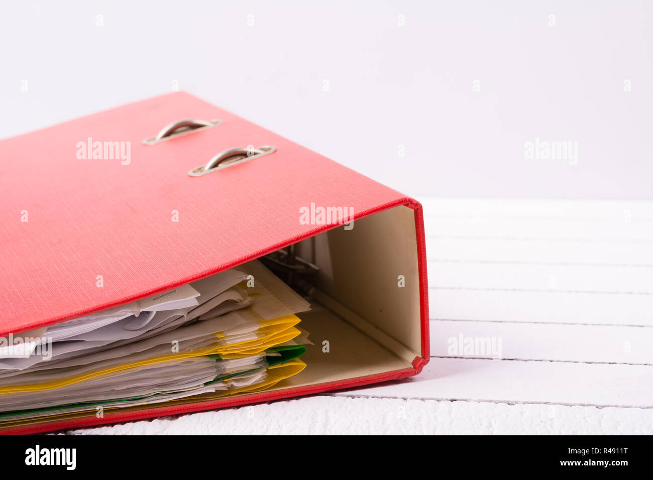 Carpeta completa con documentos de trabajo y administración Fotografía de  stock - Alamy