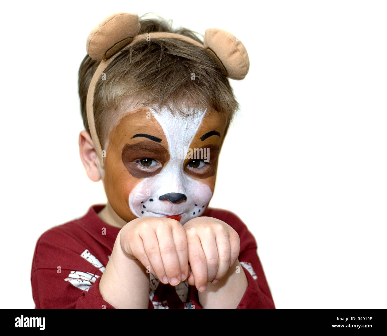 Niño con cara pintada de perro fotografías e imágenes de alta resolución -  Alamy